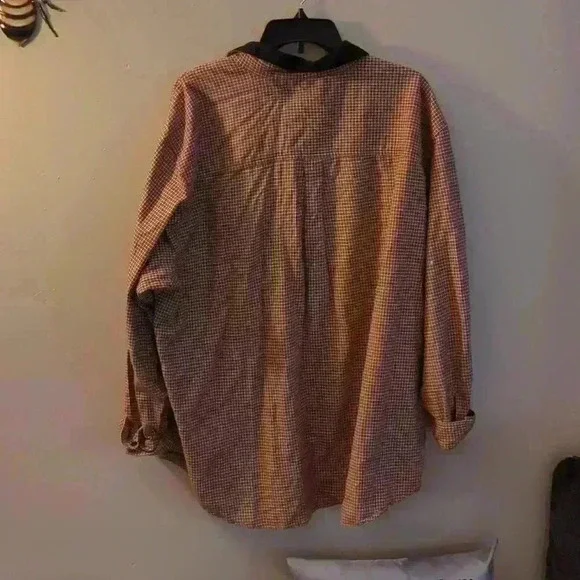 V J Woman, medium (no tag), Halloween theme button up - Picture 4 of 4